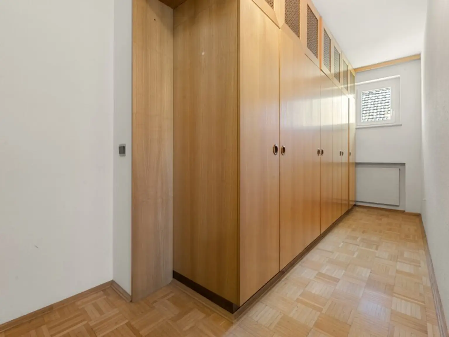 Schöner, gepflegter 270m² Bungalow mit 2 Wohnungen und 1.318m² Grund in Viktring in ruhiger sonniger Aussichtslage!