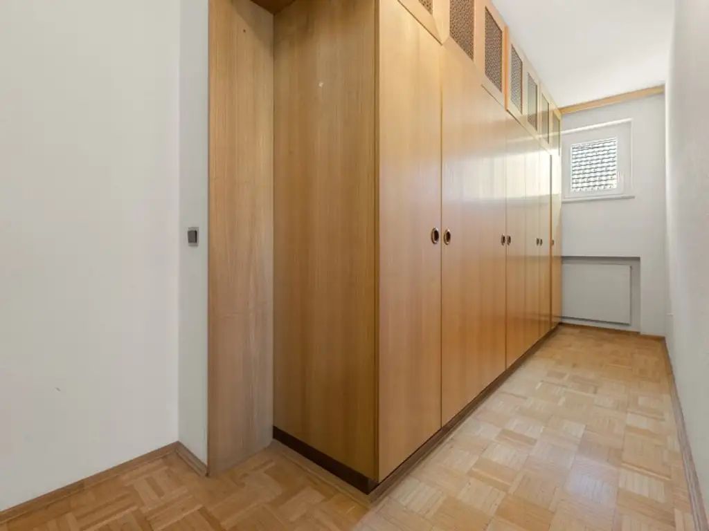 Schöner, gepflegter 270m² Bungalow mit 2 Wohnungen und 1.318m² Grund in Viktring in ruhiger sonniger Aussichtslage!