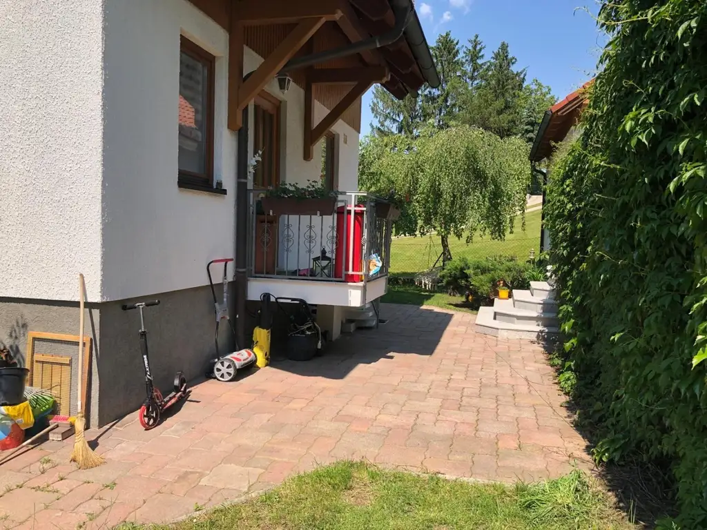 "Solides Haus mit Garten und Pool"