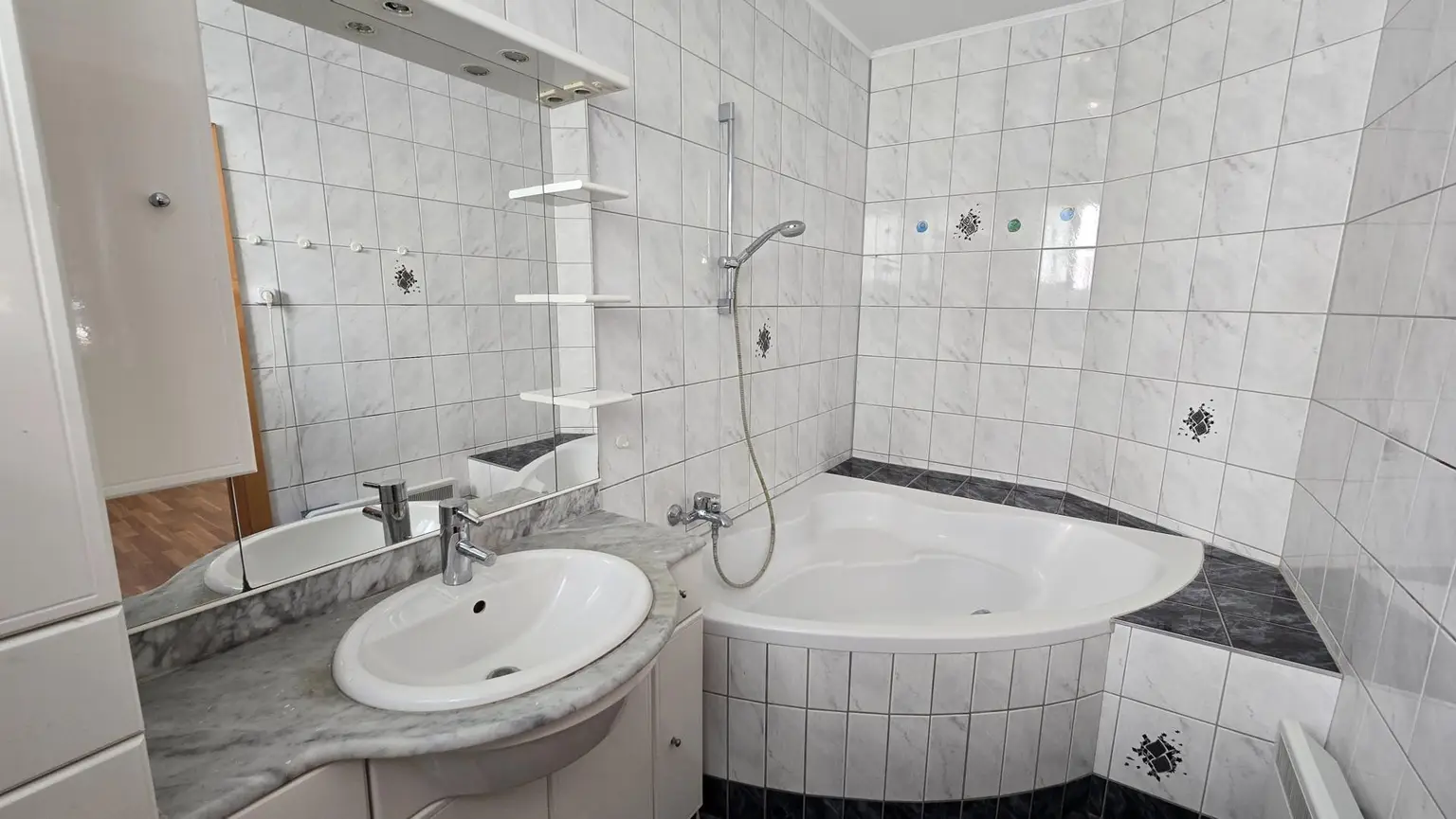 Vielseitiges Einfamilienhaus mit Pool, Garagen und großem Potenzial in Leibnitz