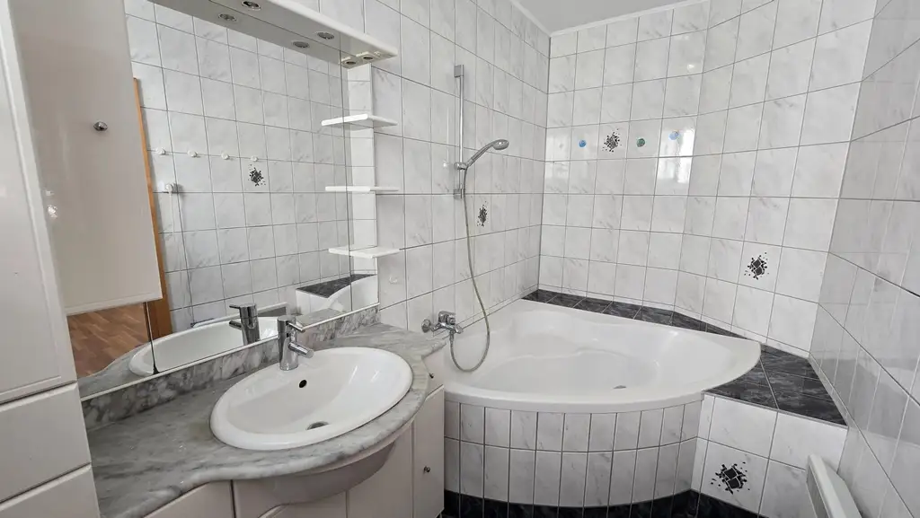 Vielseitiges Einfamilienhaus mit Pool, Garagen und großem Potenzial in Leibnitz