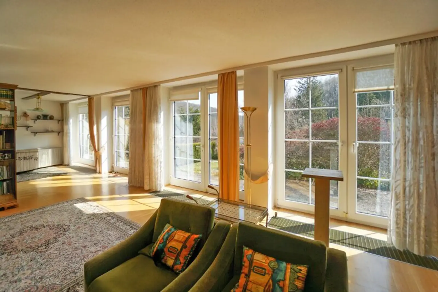 Wohnzimmer mit Fensterfront