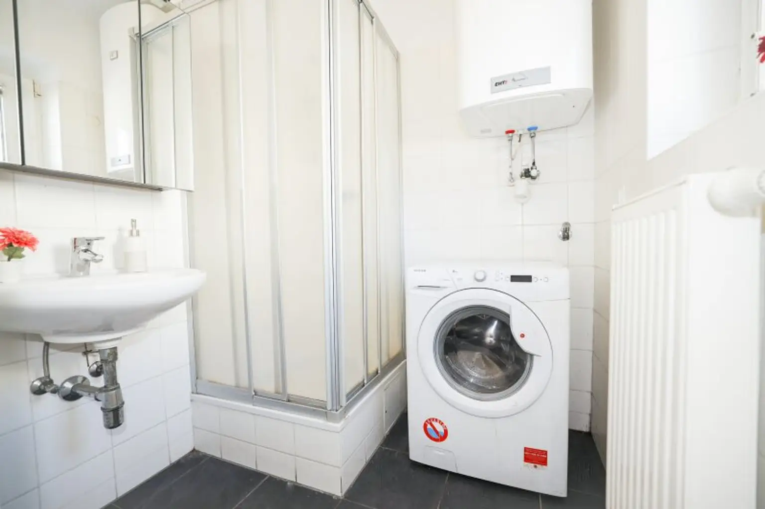 *BALKON* I HAUPTBAHNHOF I WG TAUGLICH I DUSCHE I HAUSTIERE WILLKOMMEN I AB SOFORT I 4. STOCK MIT LIFT I MODERN SANIERT I PROJEKT WOHNEN I