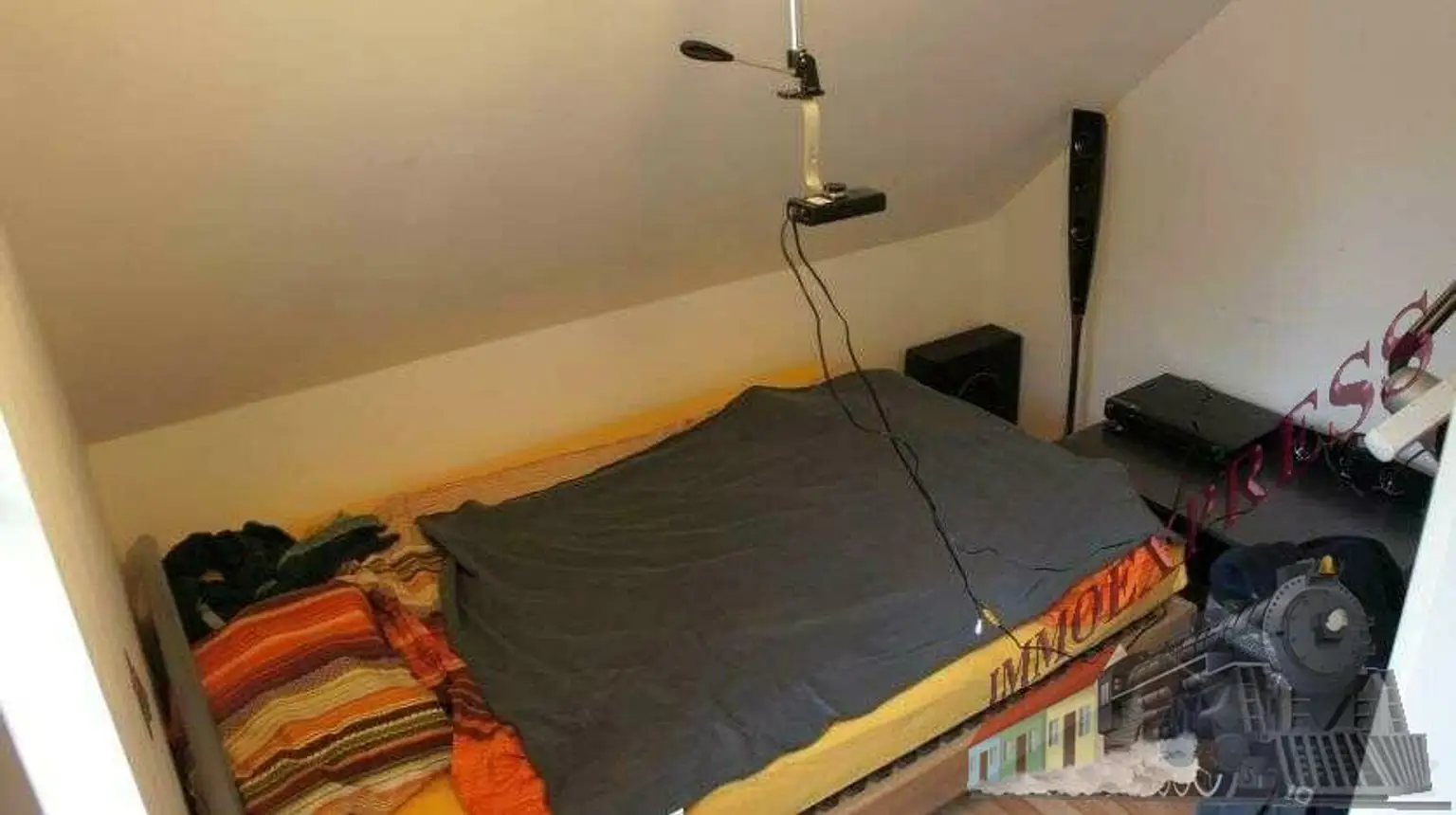 Ein-/ Zweifamilienhaus mit viel Potential - 3 Garagen - 1.368 m² - getrennte Eingänge