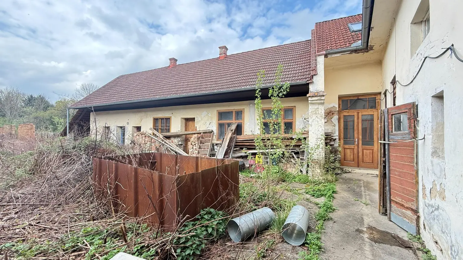 hintere Eingänge und Gartenfläche