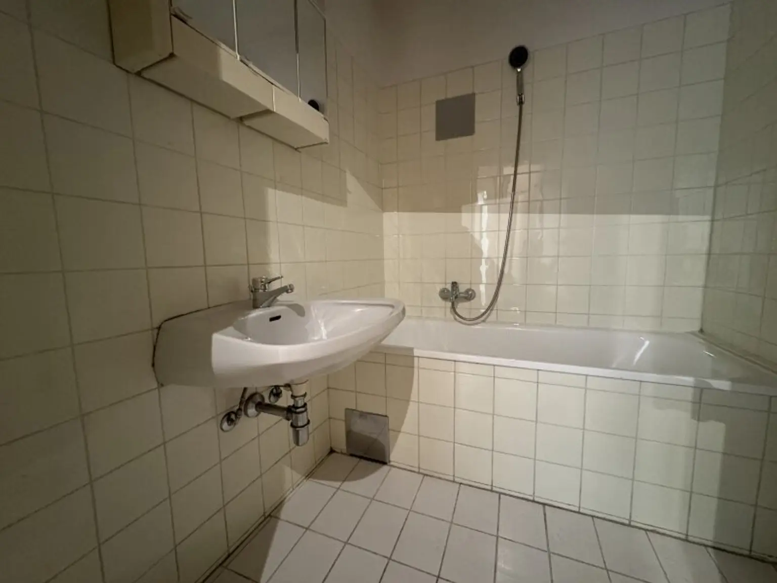 *Sanierungsbedürftiger Singlehit in Ruhelage mit Loggia bei U6 Dresdner Straße* Ab sofort verfügbar*