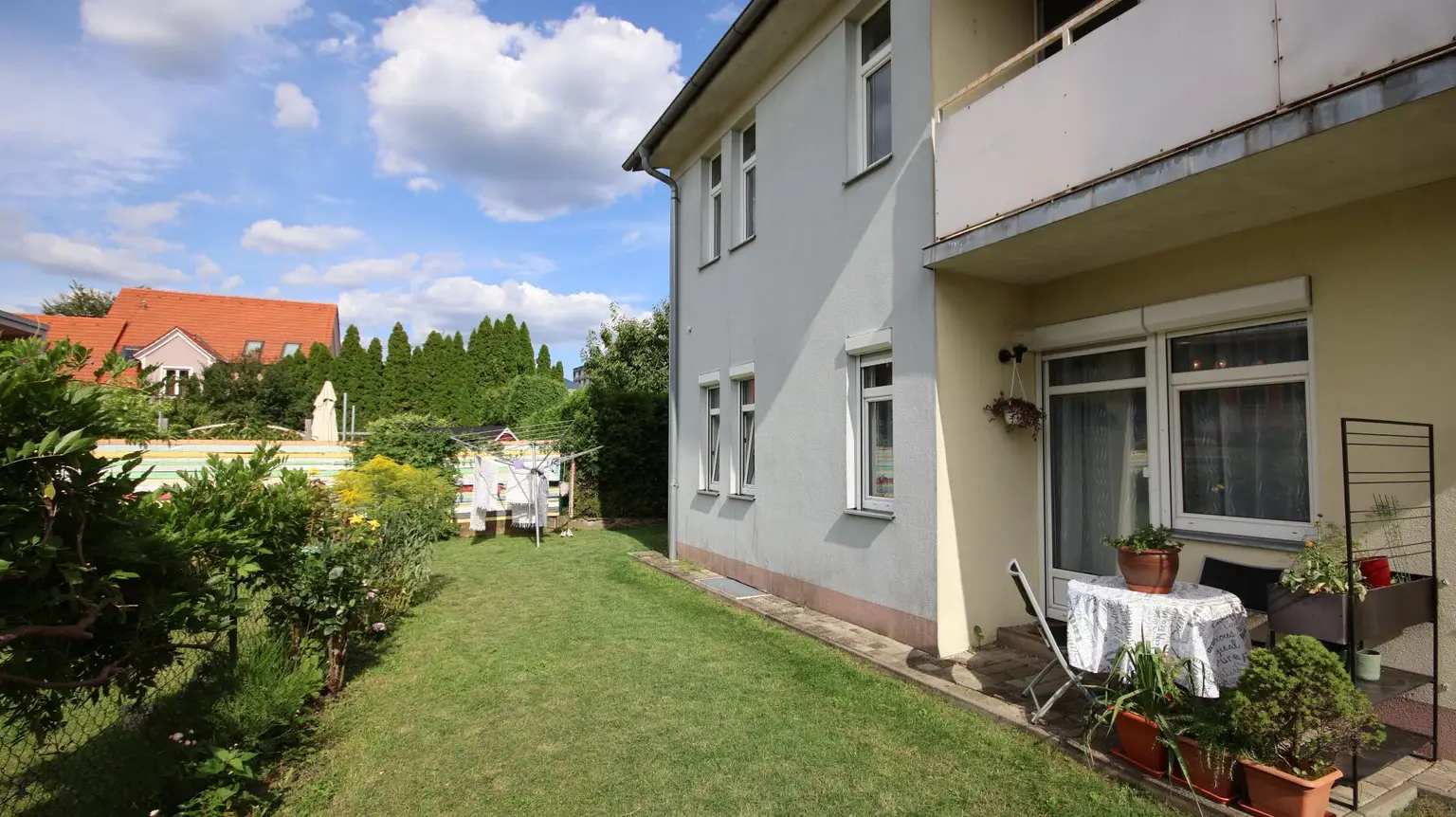 FREUNDLICHE WOHNUNG MIT GARTENNUTZUNG UND PARKPLATZ