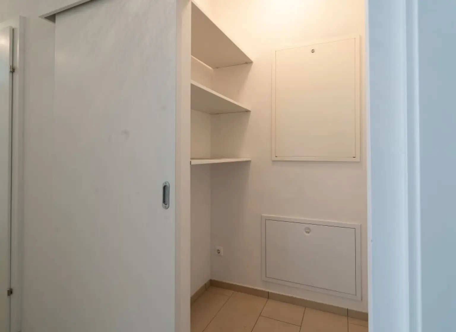 Nähe Landstraße: Moderne 3-Zimmer Wohnung mit Balkon und TG-Parkplatz zu mieten!
