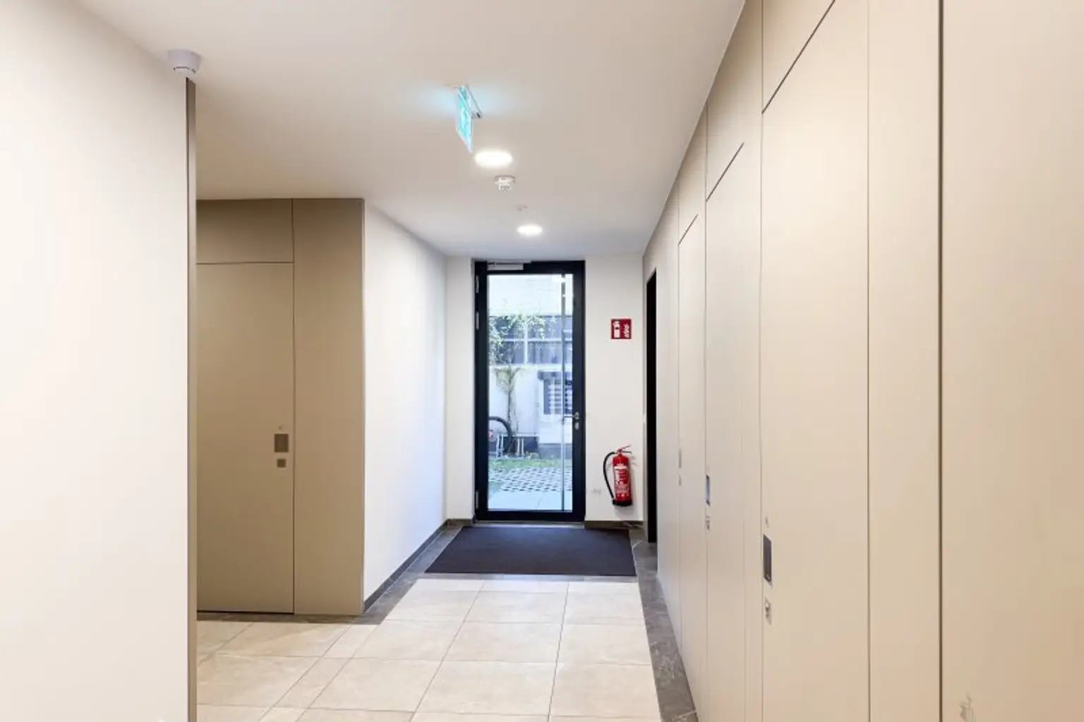 ZENTRUM FUSSLÄUFIG | Neuwertige Wohnung mit Garten und Tiefgarage, fußläufig zum Markt und zur Innenstadt