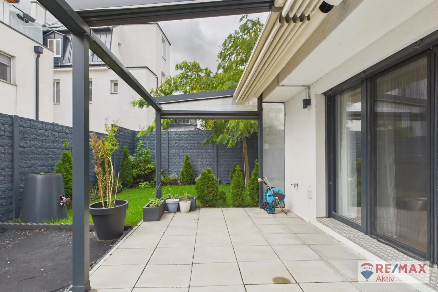 Modernes Reihenhaus mit Dachterrasse, Garten & PV-Anlage