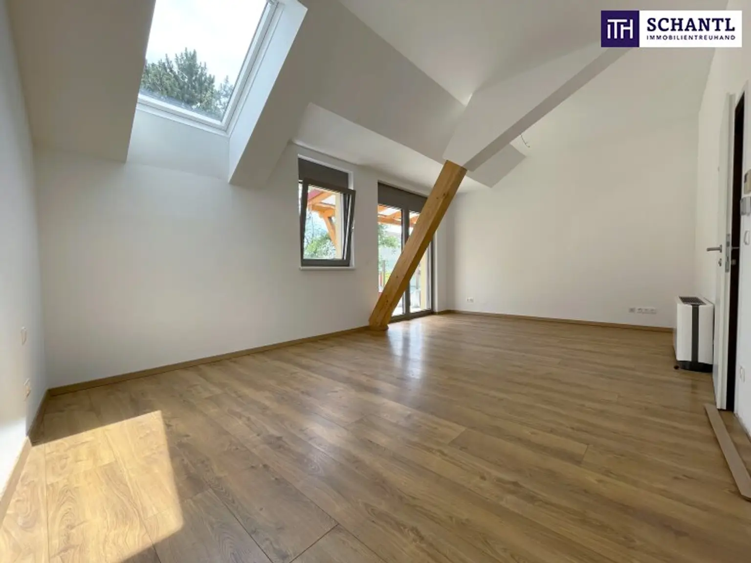Großzügig. Hell. Ungestört. Penthouse-Feeling mit riesigen Fensterfronten und 40 m² großer Terrasse im Zentrum von Unterwaltersdorf!