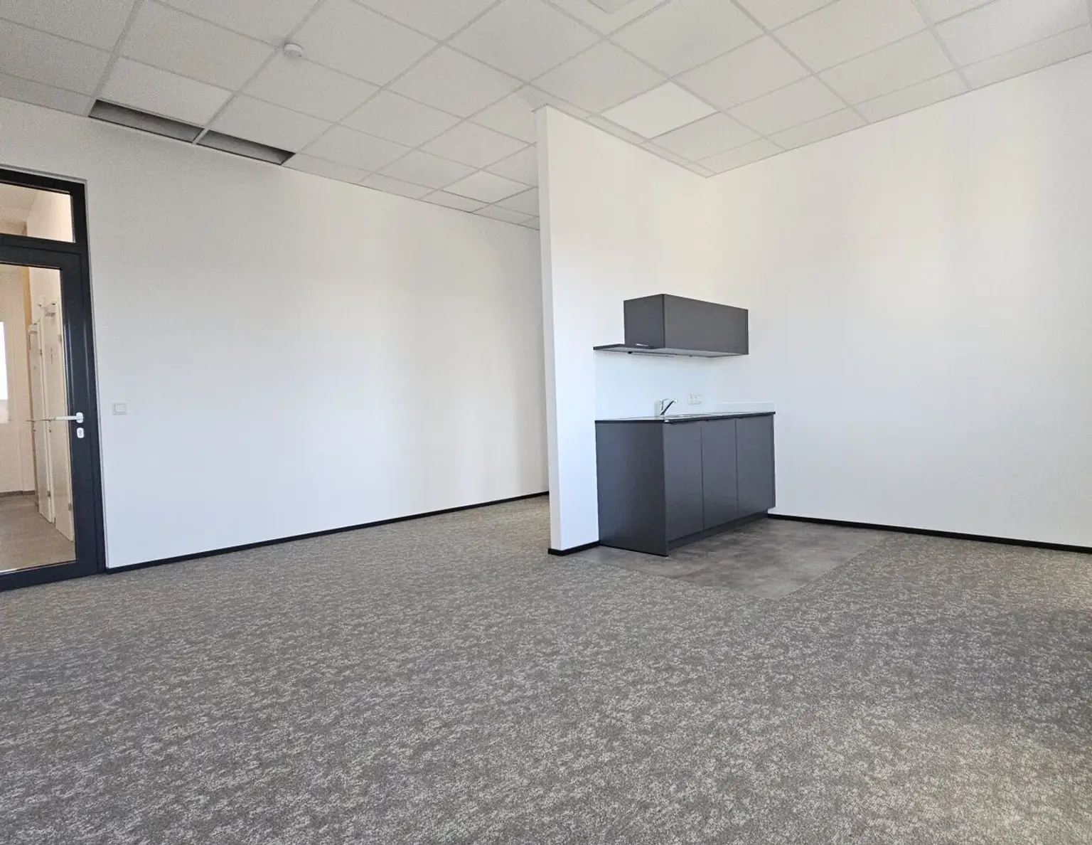 Neubau- Büro mit 59m² -Teeküche, Klimaanlage und 3,5 kWp Photovoltaik im Mietpreis inkludiert, Hallenflächen auch vorhanden, 2 Minuten von der Autobahnabf. Gleisdorf entfernt