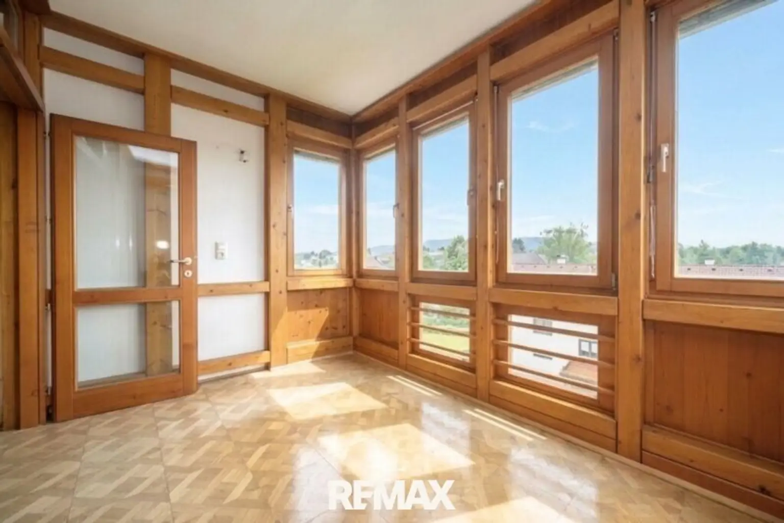 Loggia (über das Wohnzimmer zugänglich)