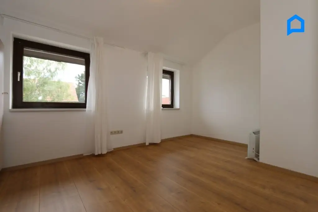 Sehr gepflegtes großzügiges Eckreihenhaus , Garten, Pergola, Terrasse, 4,5 Zimmer, plus Kellerräume, Garage