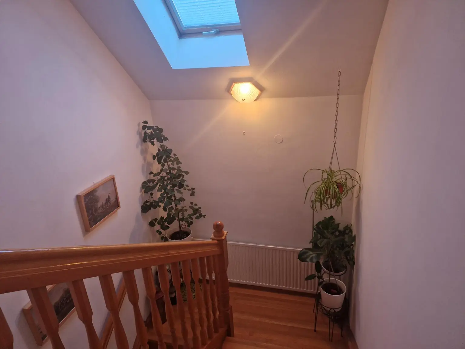 SOLIDES WOHNHAUS MIT EHEMALIGEM SOMMERHAUS, HERRLICHER TERRASSE UND POOL IN TRAUMHAFTER RUHELAGE