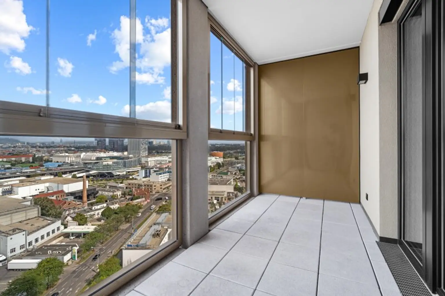 Modernes Wohnen über den Dächern Wiens – stilvolle Neubauwohnung mit Loggia im 18. Stock des Helio Towers