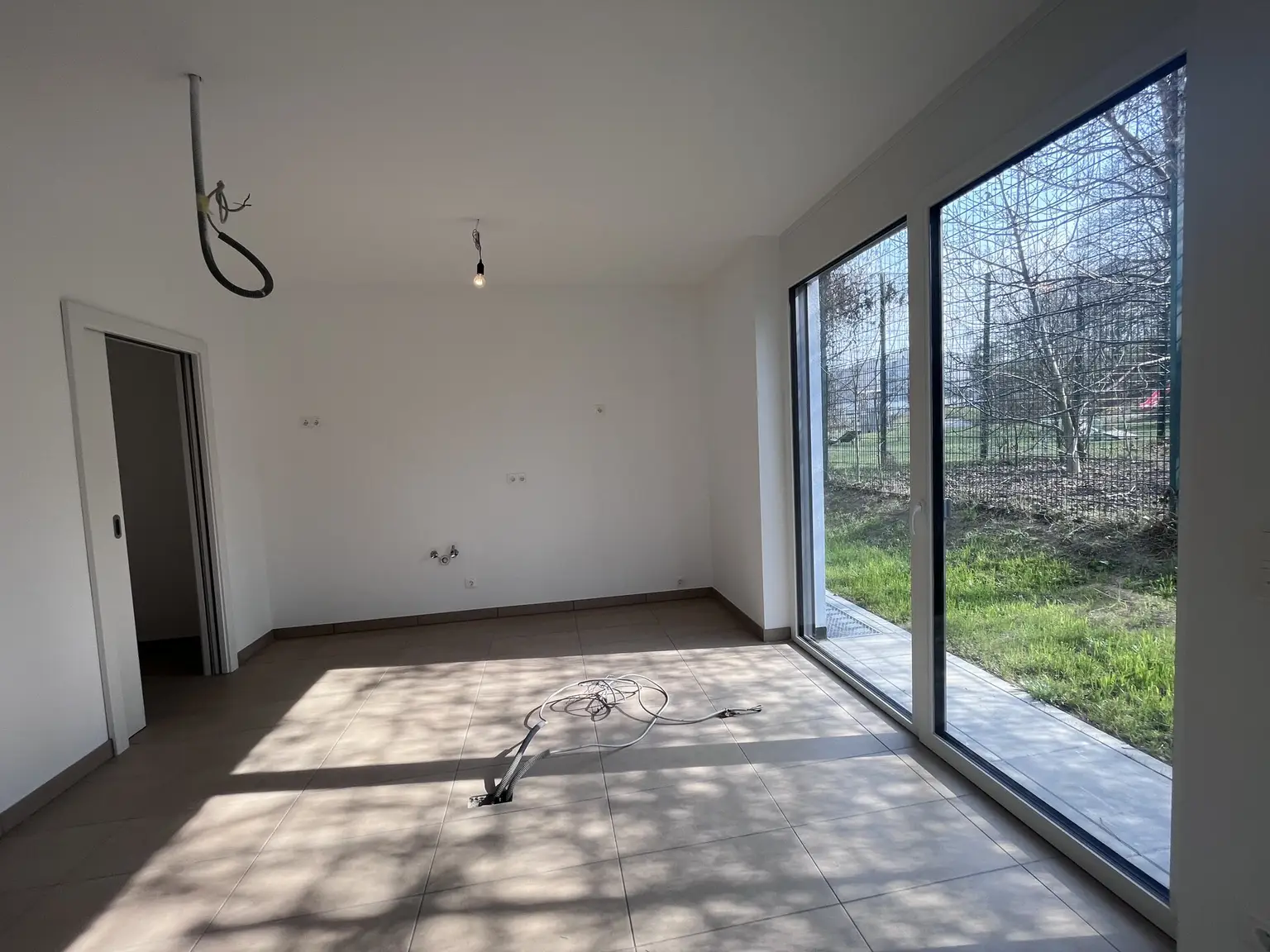 Erstbezug !!! Traumhafte Doppelhaushälfte -  mit 5 Zimmern, Garten, Wohnkeller und Stellplätzen!