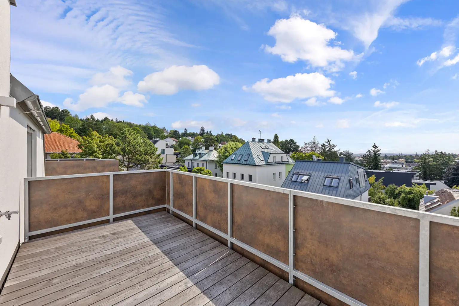 DG-Wohnung mit atemberaubender Dachterrasse in absoluter Grünruhelage
