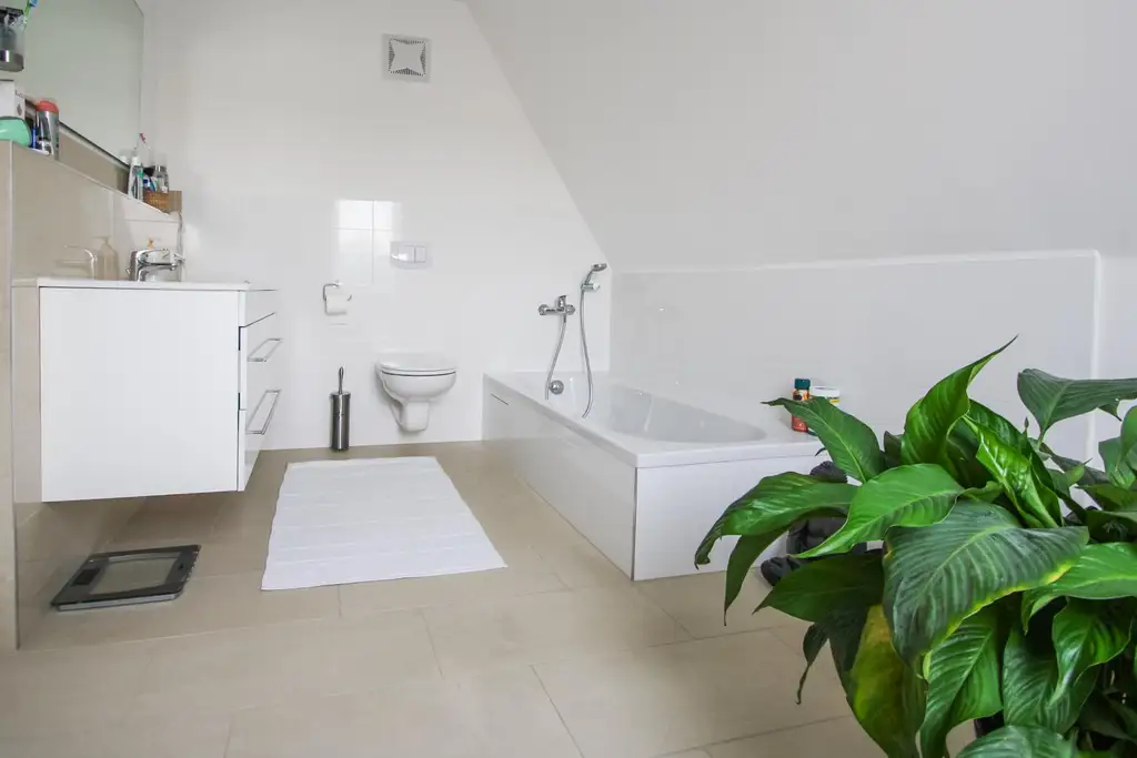 Niedrigenergie-Doppelhaushälfte in Mauer. 5 Zimmer, Terrasse, Garten und Autostellplatz