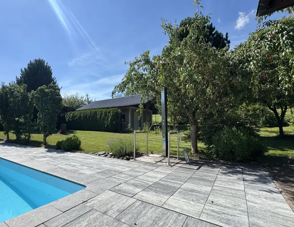 Wohnhaus mit Pool, Einliegerwohnung, Garage, Carport und Nebengebäude