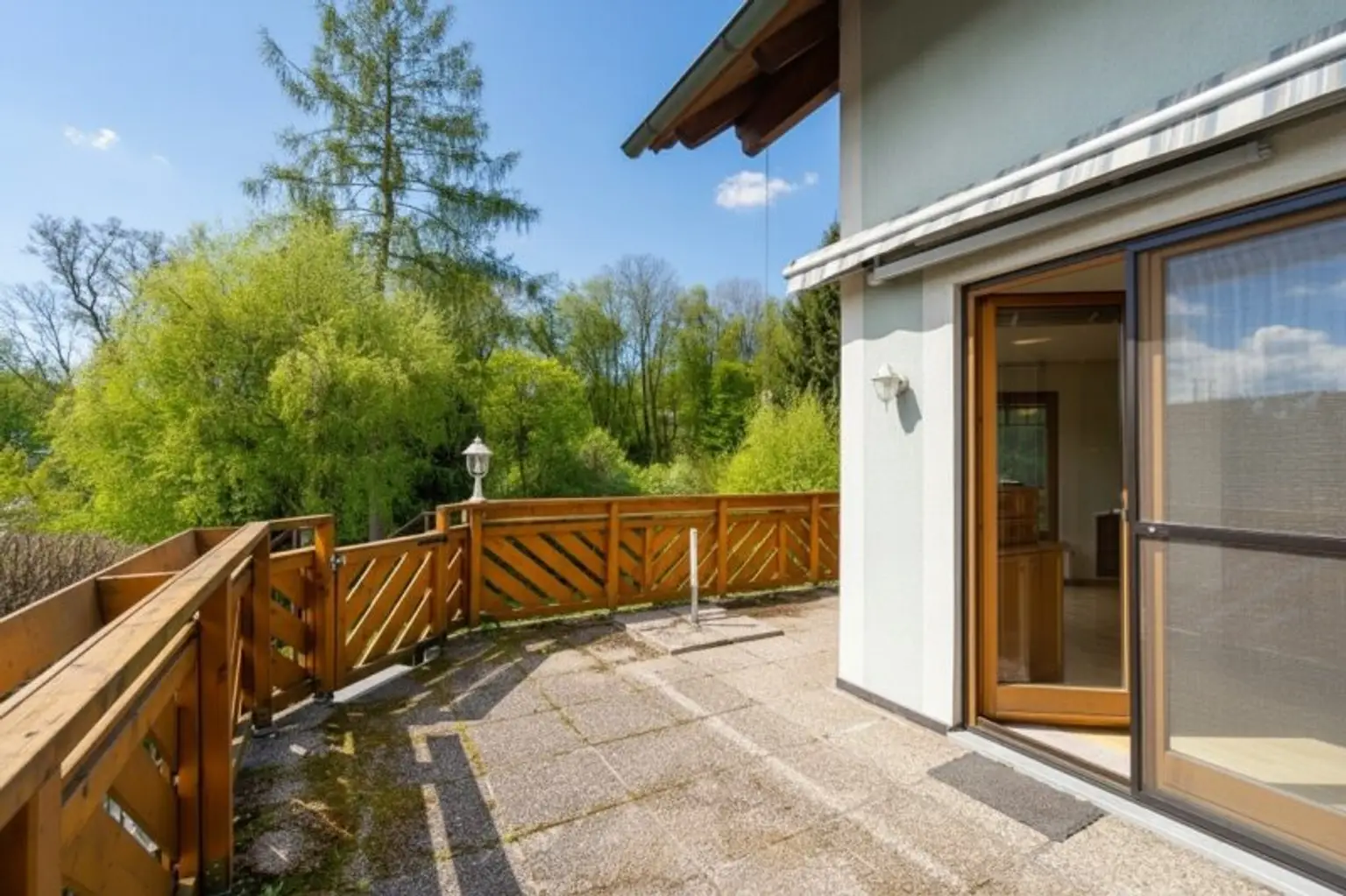 sonnige Terrasse mit Stiege in den Garten