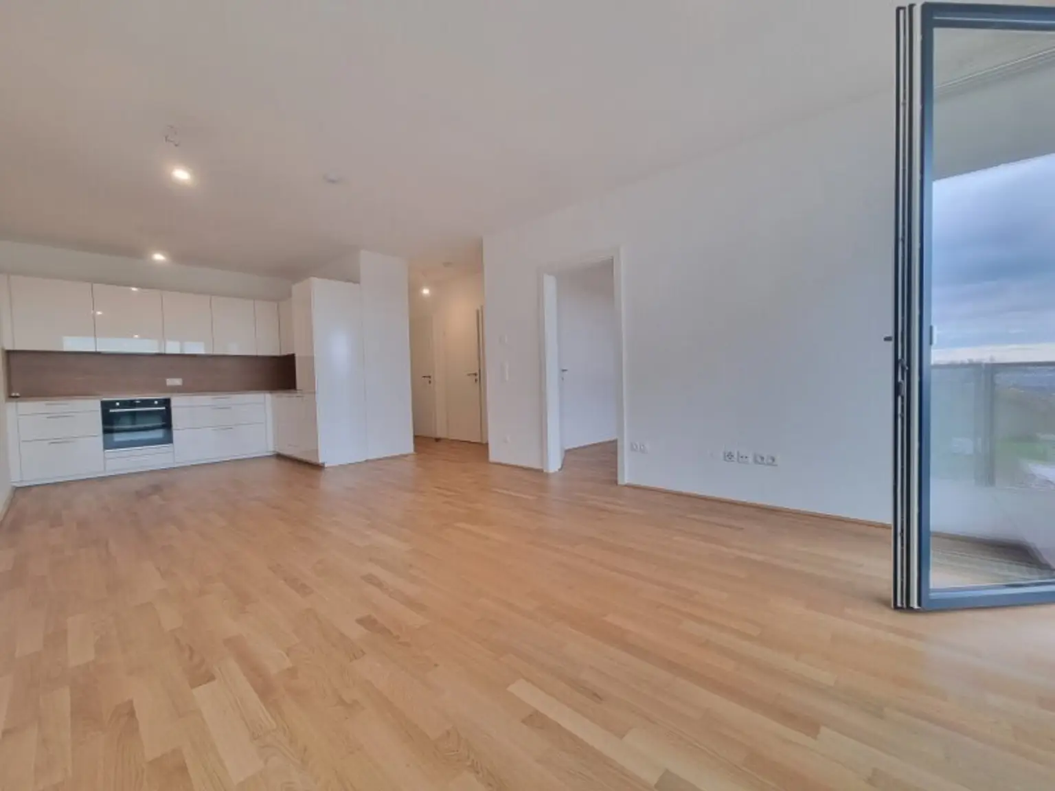 Neuwertige Wohnung mit Südbalkon, DAN-Küche und Freizeitangebot – Nähe U-Bahn