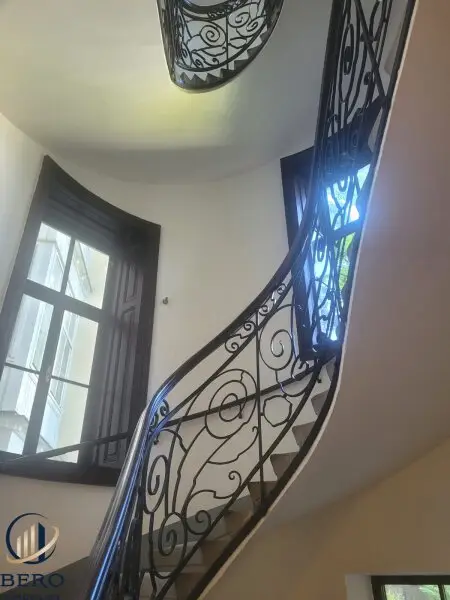 "Diese 5 Zimmer-Altbauwohnung mit sonniger Terrasse wartet genau auf SIE"