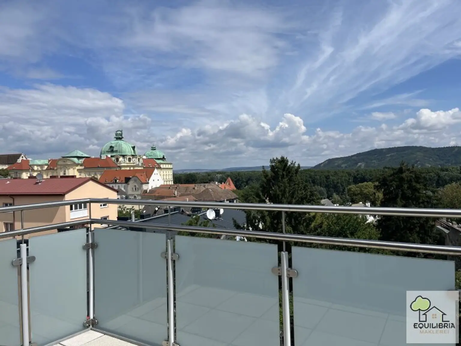 Traumhafte DG-Wohnung im Zentrum von Klosterneuburg -  57m2 große  Dachterrasse - Gekühlt  - Garage - Gartennutzung!
