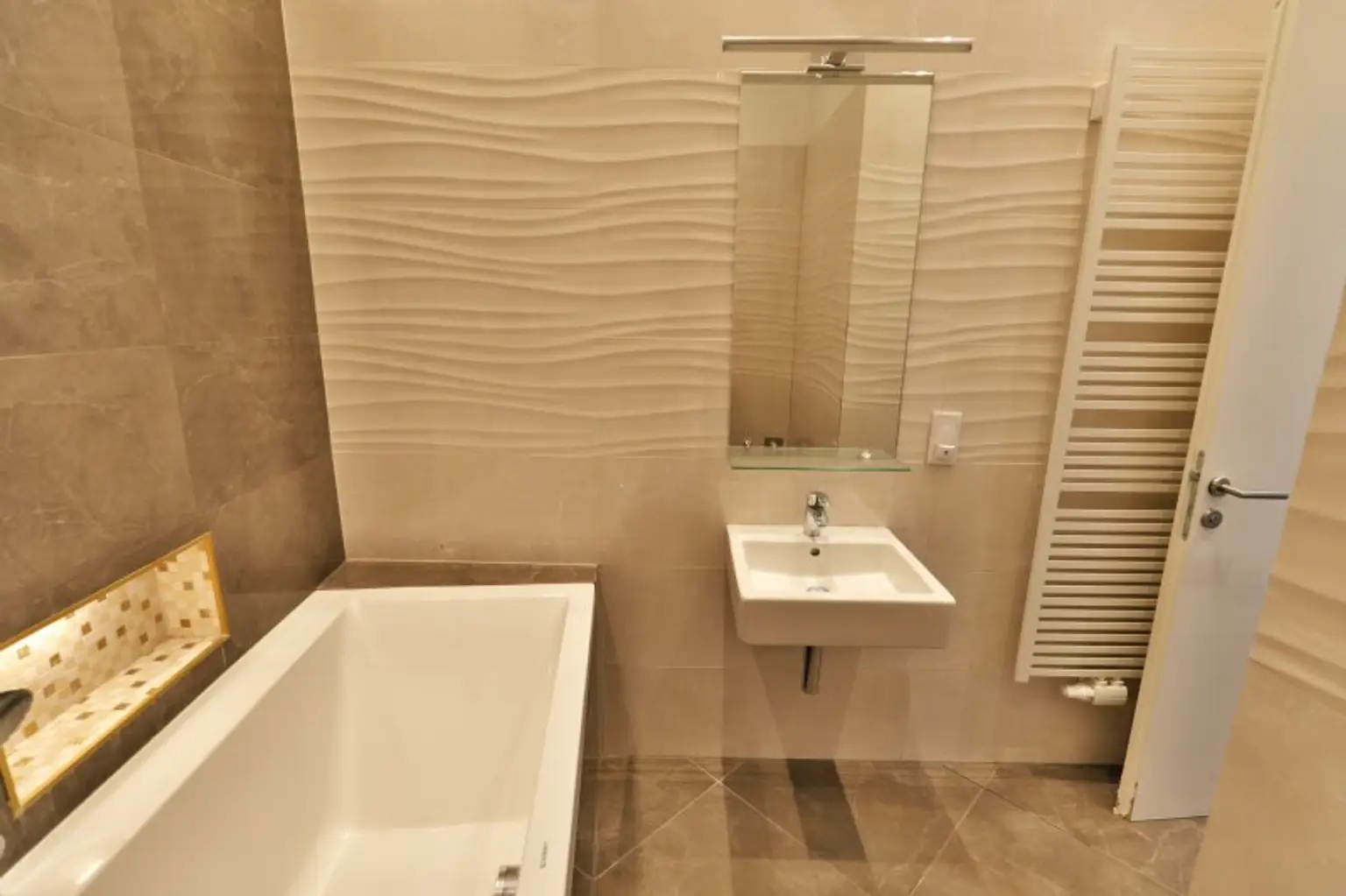 SIEBENBRUNNENPLATZ: Wohnküche + 2 Zimmer + 32 m² Terrasse (neben neuer U2-Station Reinprechtsdorfer Straße)