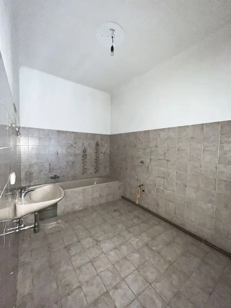 Bandgasse / Sanierungsbedürftige 2 Zimmer Wohnung
Dachgeschoß / Charmanter Altbau