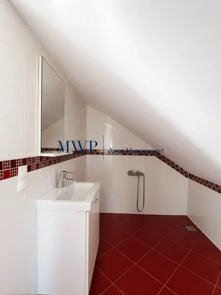 Freistehendes Einfamilienhaus mit 6-Zimmern plus Keller in Esslinger Ruhelage – diskret gelegen auf Eigengrund