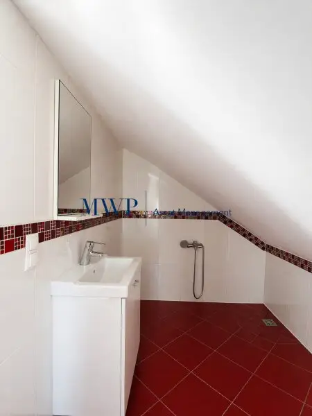 Freistehendes Einfamilienhaus mit 6-Zimmern plus Keller in Esslinger Ruhelage – diskret gelegen auf Eigengrund