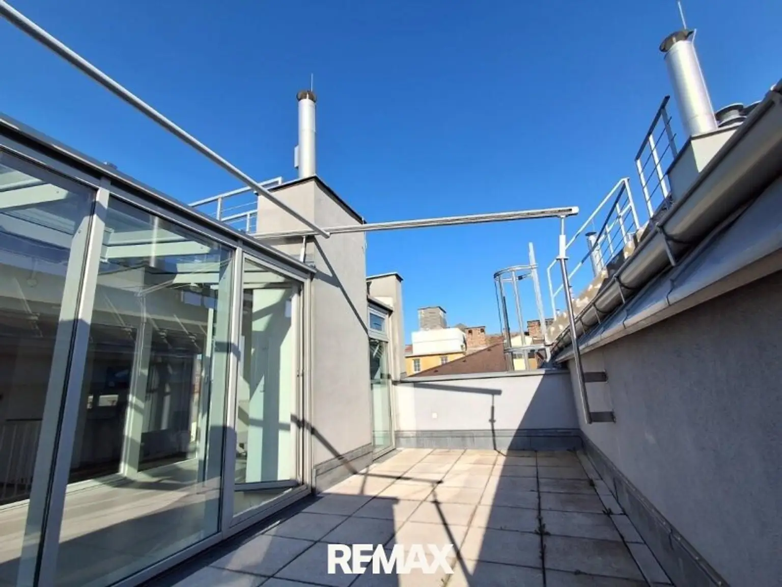 21 Terrasse uneinsichtig DG 1210