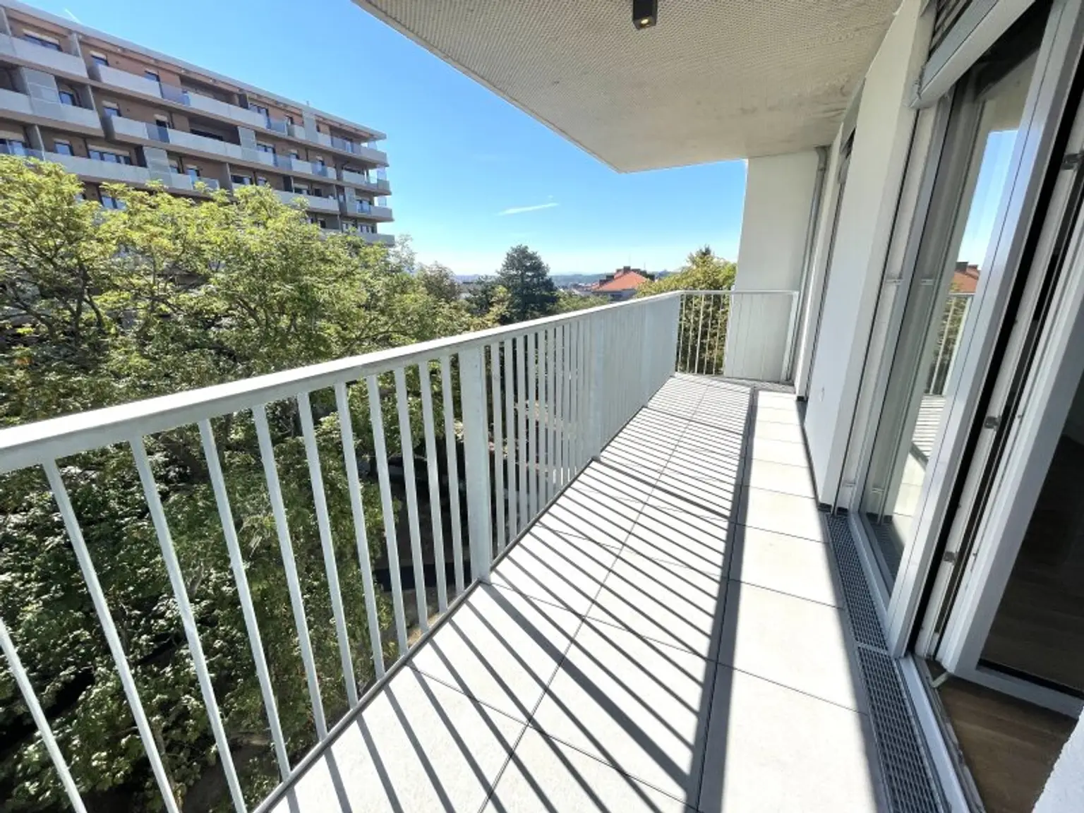 Wunderbare 2-Zimmer Wohnung in ruhiger Lage mit Blick über die Skyline! Ab 01.11