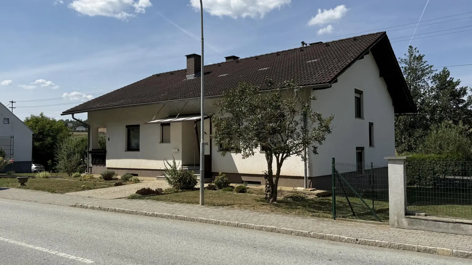 Straßenansicht Eingang