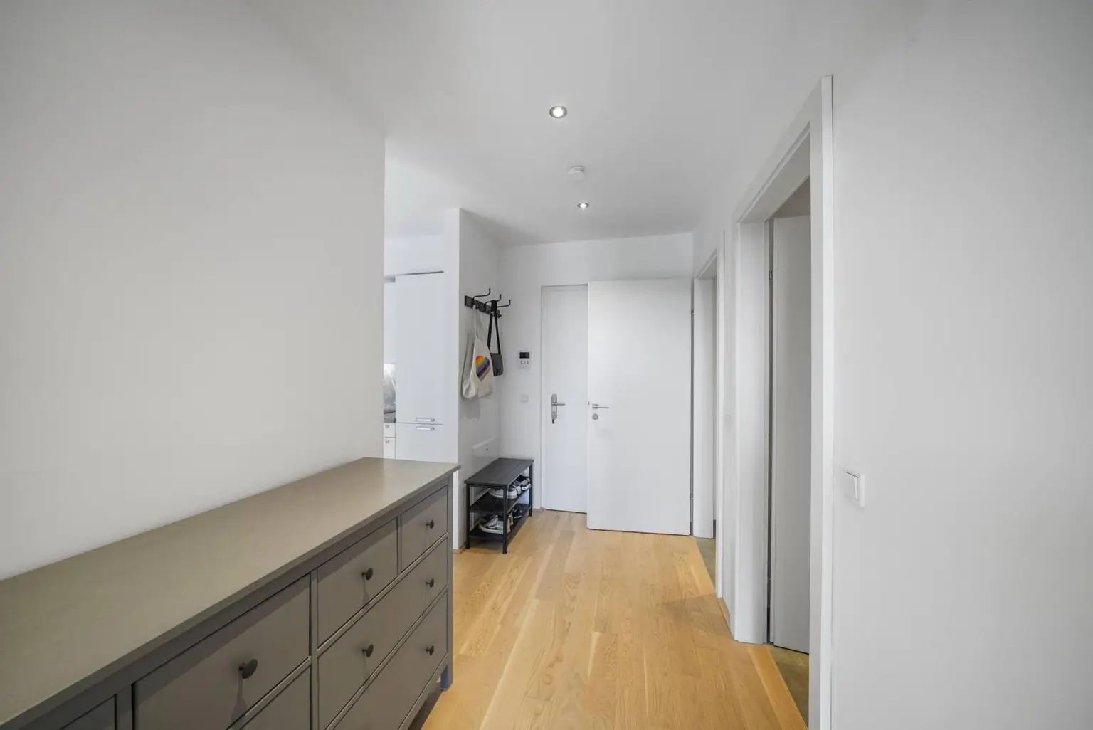 "Neubau-Traum mit Pool & XXL-Balkon - Einziehen & Wohlfühlen!"