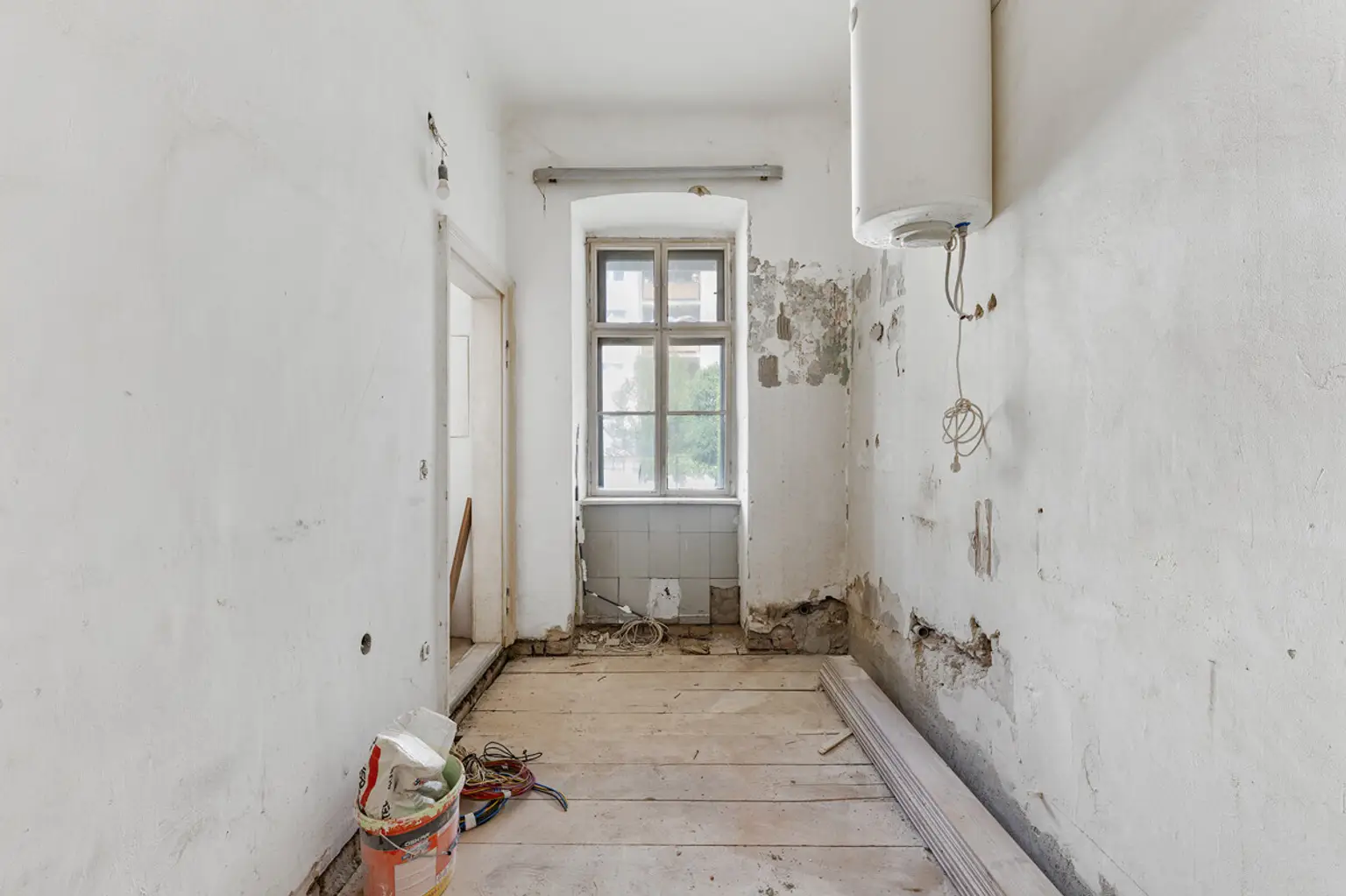Sanierungsbedürftige Altbauwohnung inklusive Balkon