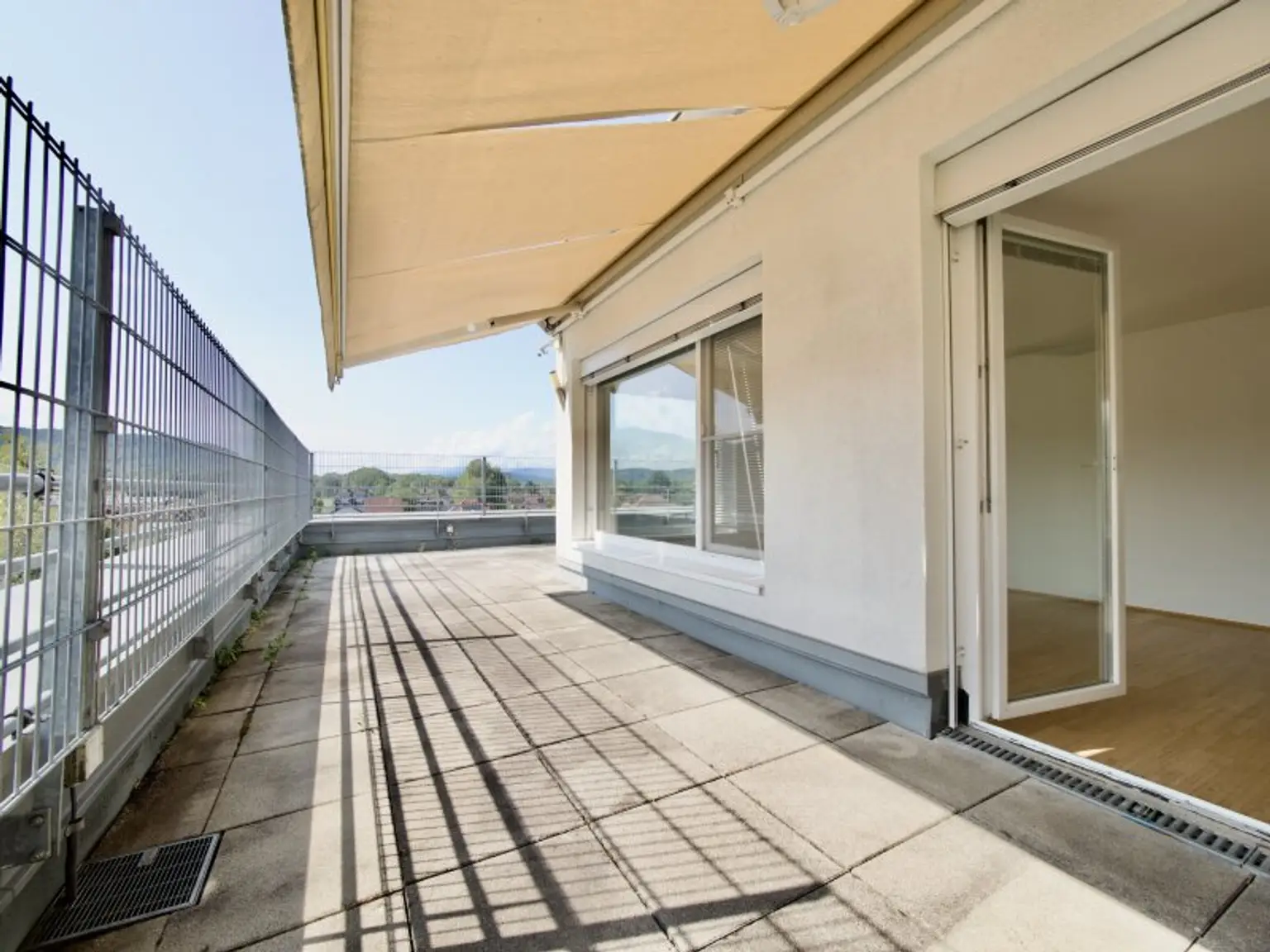 Exklusive Dachgeschoss-Maisonette mit supergroßer Terrasse und wunderbarem Fernblick & Tiefgaragenparkplatz