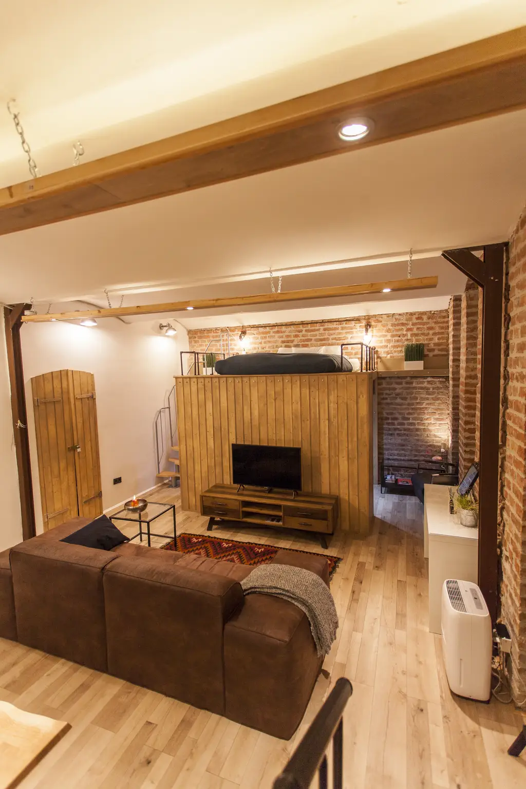Moderne Souterrain Loft im Altbaustil ~ Kompakt eingerichtet ~ AKH Nähe ~ Gute öffentliche Anbindungen