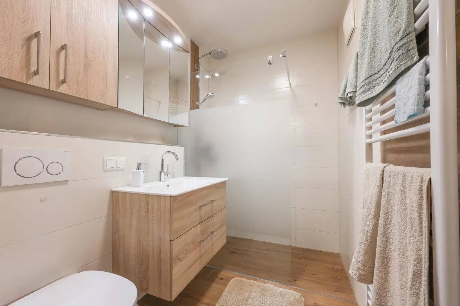 Badezimmer + WC OG
