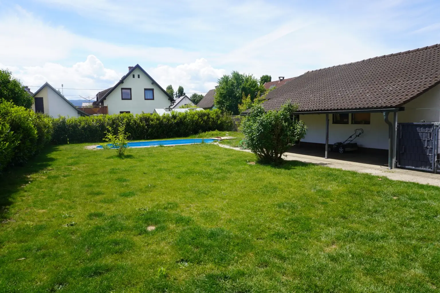 Garten mit Nebengebä