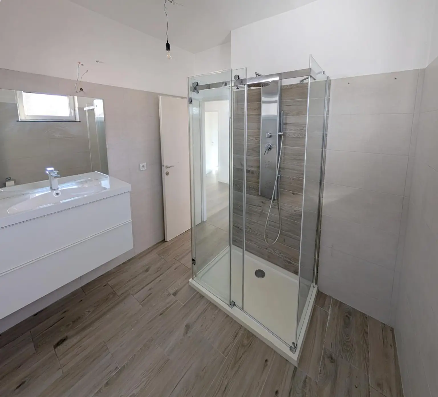 Bad mit Dusche und WC