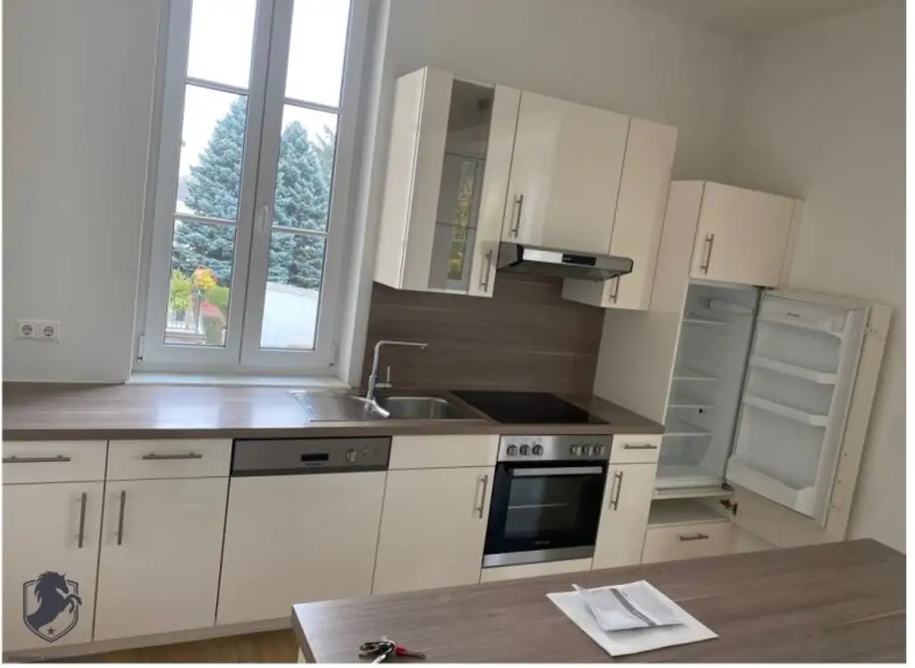 Außergewöhnliche Villa mit drei Wohneinheiten, Gewerbeeinheit & teilbarem Grundstück