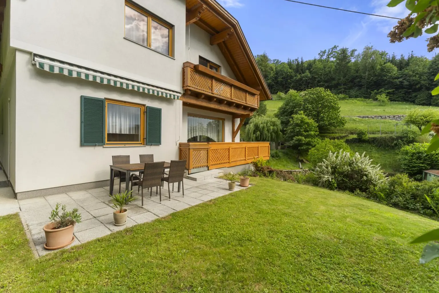 Terrasse mit Garten