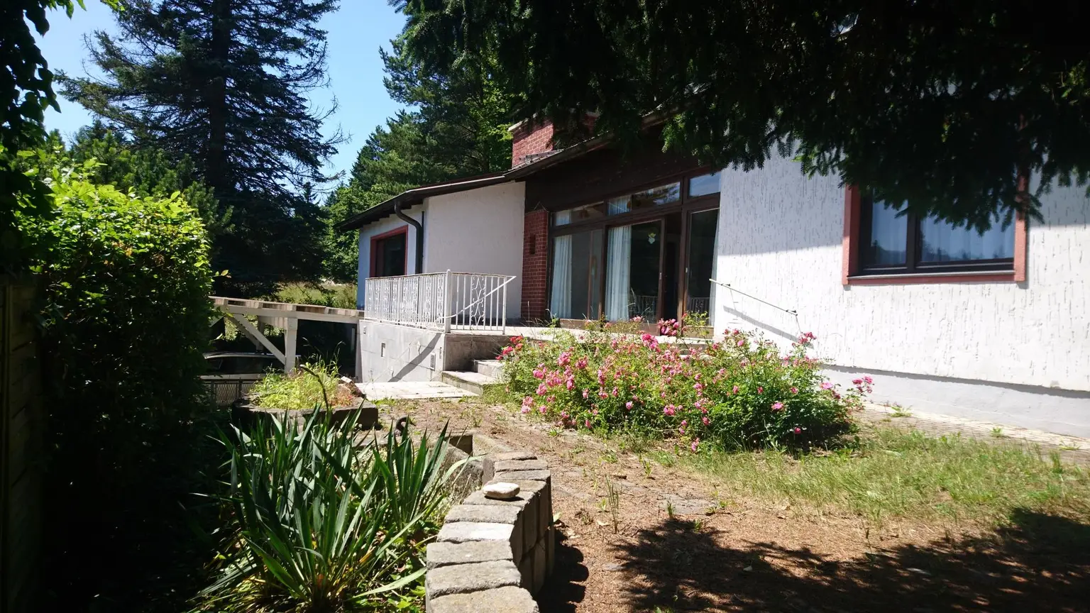 Lichtdurchflutetes Haus in ruhiger Waldrand-Lage