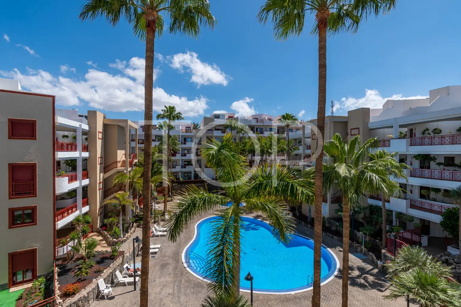 Ático de un dormitorio con vistas a la piscina en un tranquilo complejo de Palm Mar