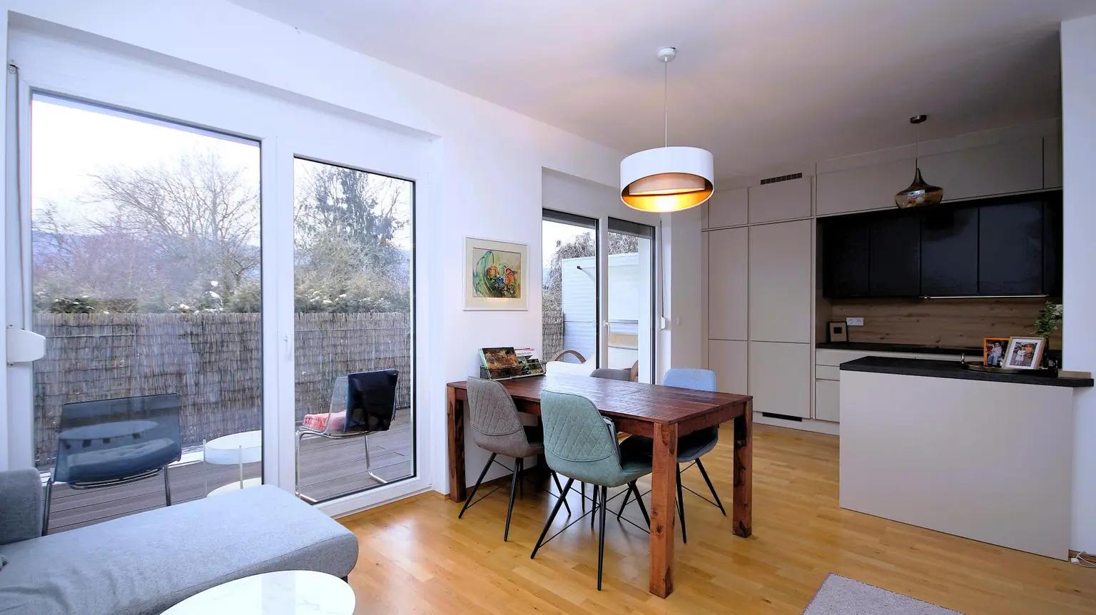 Wohnzimmer mit Ausgang zum Balkon