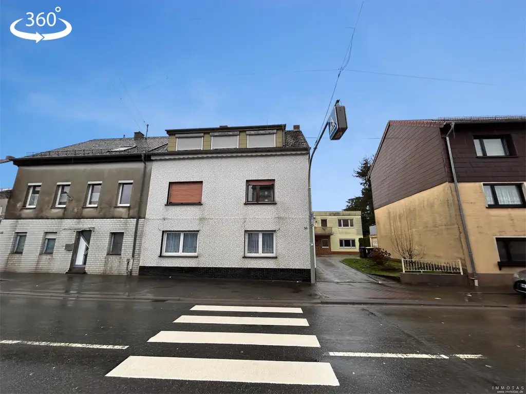 Dreifamilienhaus mit angebautem Einfamilienhaus - Garten und 2 Garagen