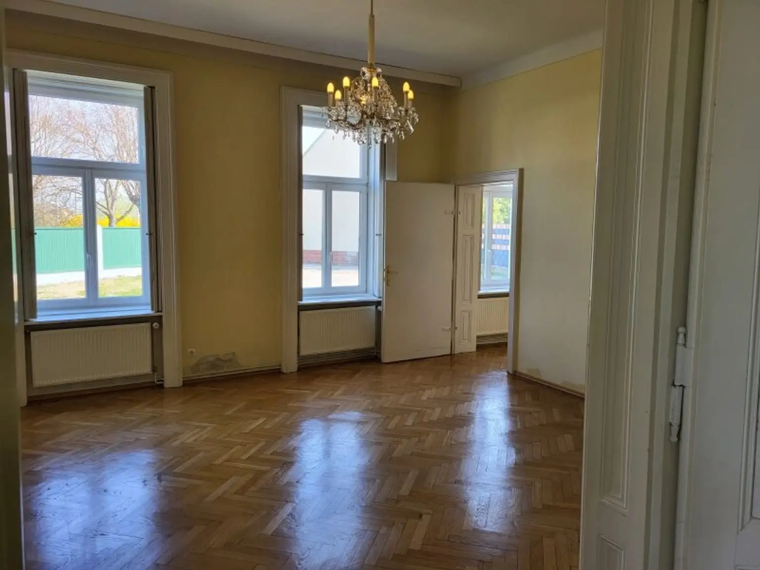 Charmante Villa mit weitläufigem Garten, Wintergarten & vielseitigen Wohnbereichen by Lifestyle Properties