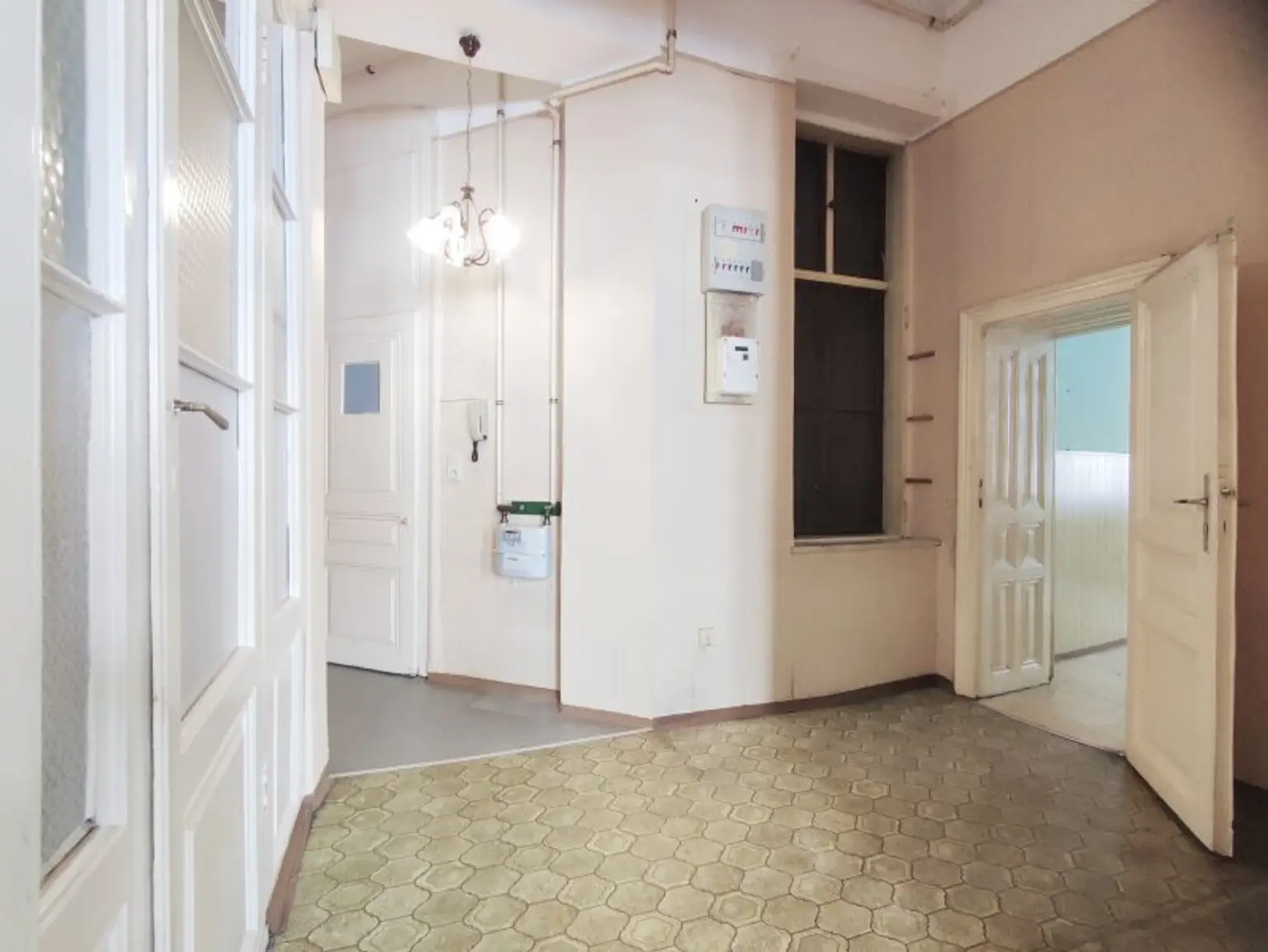 ALTBAU IN ZENTRALER LAGE - 3 zentral begehbare Zimmer durch Umbau möglich!